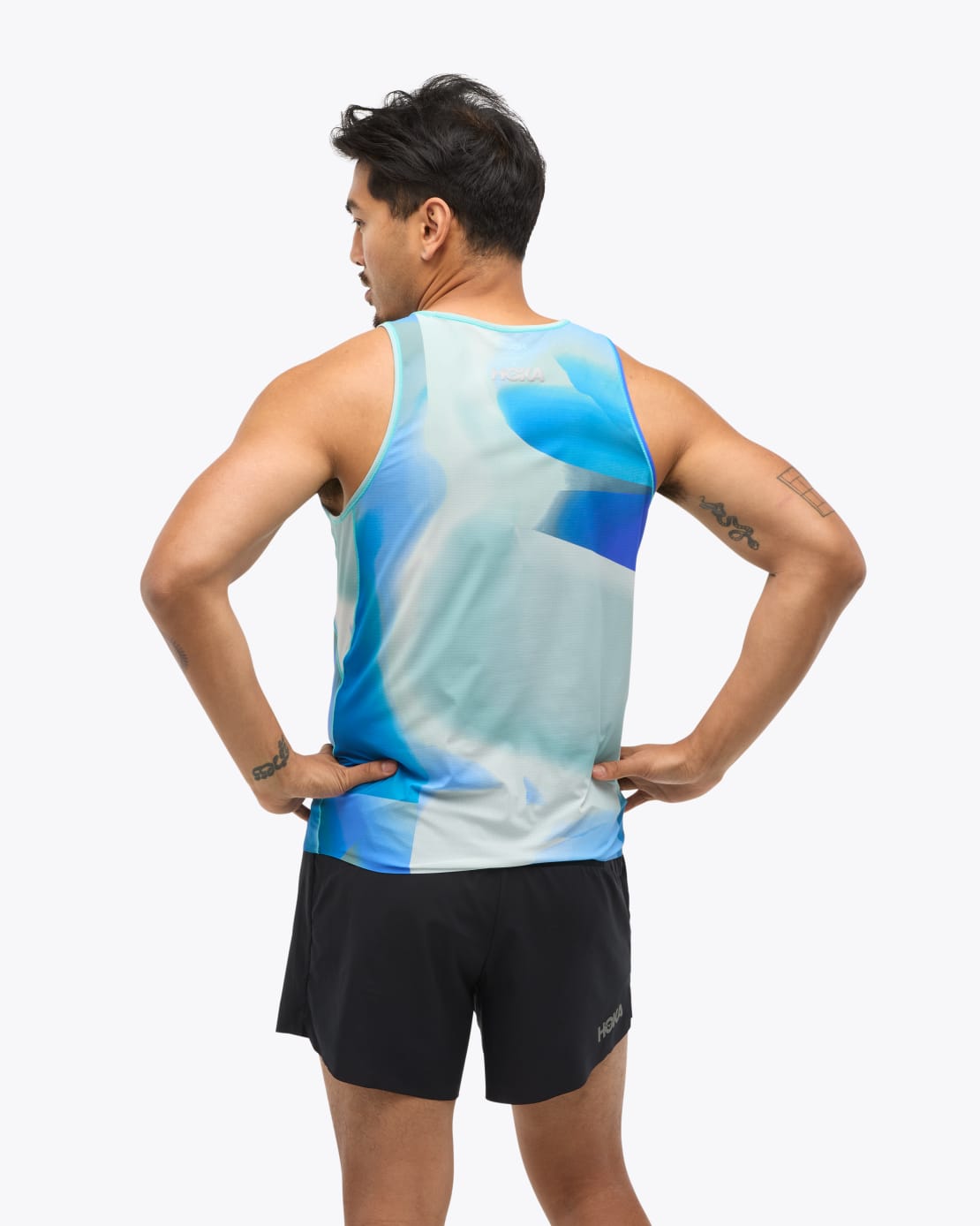 100%正規品 HOKA®公式サイト【エアロライト TANK RUN タンク|AIROLITE ラン ウォーキング・ランニングウェア