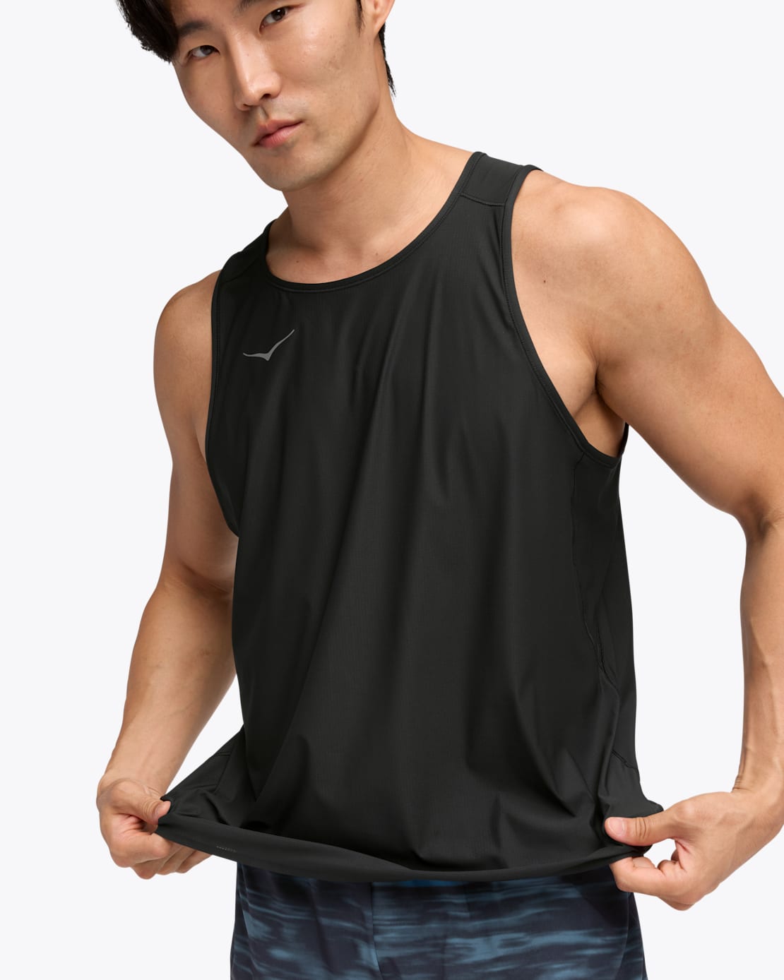 HOKA メンズブラック タンクトップ HOKA®公式サイト【エアロライト タンク 2.0|AIROLITE TANK 2.0