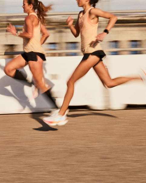 セール(SALE)開催中！ファッション通販 HOKA®公式サイト【エアロライト ラン タンク|AIROLITE RUN TANK トップス