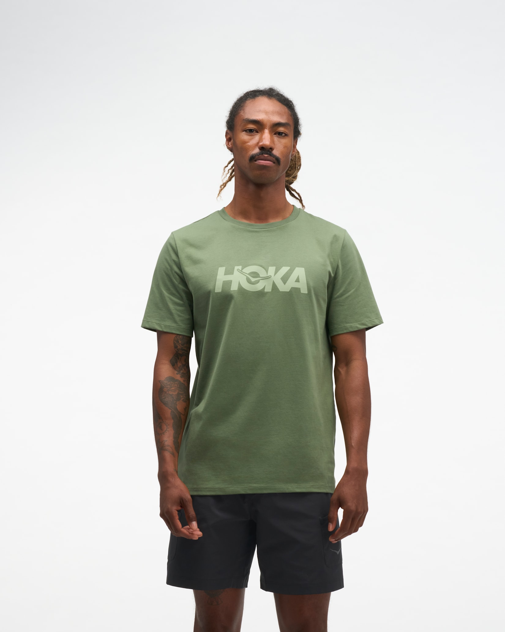HOKA®公式サイト【コア ロゴ コットン ショートスリーブ Tシャツ|Core HOKA®公式サイト【コア ロゴ コットン ショートスリーブ Tシャツ|Core