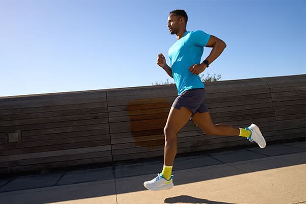 HOKA 青 ランニングシューズ HOKA ONE ONE より、トレイルを飛ぶように走るスピードモデルの