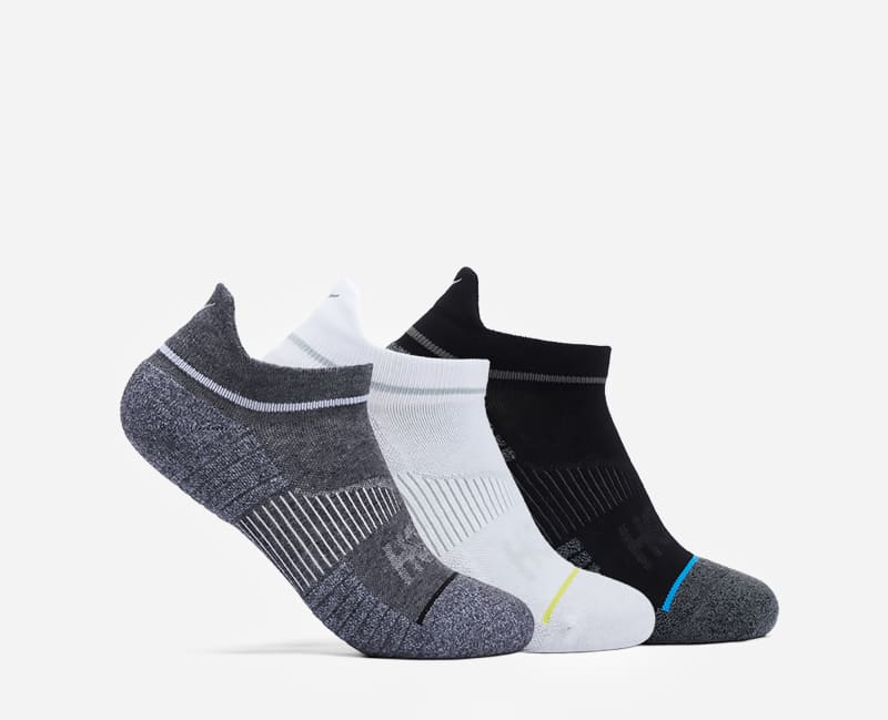 HOKA Lot de trois paires de chaussettes de running invisibles en White/Black/Grey Taille XL