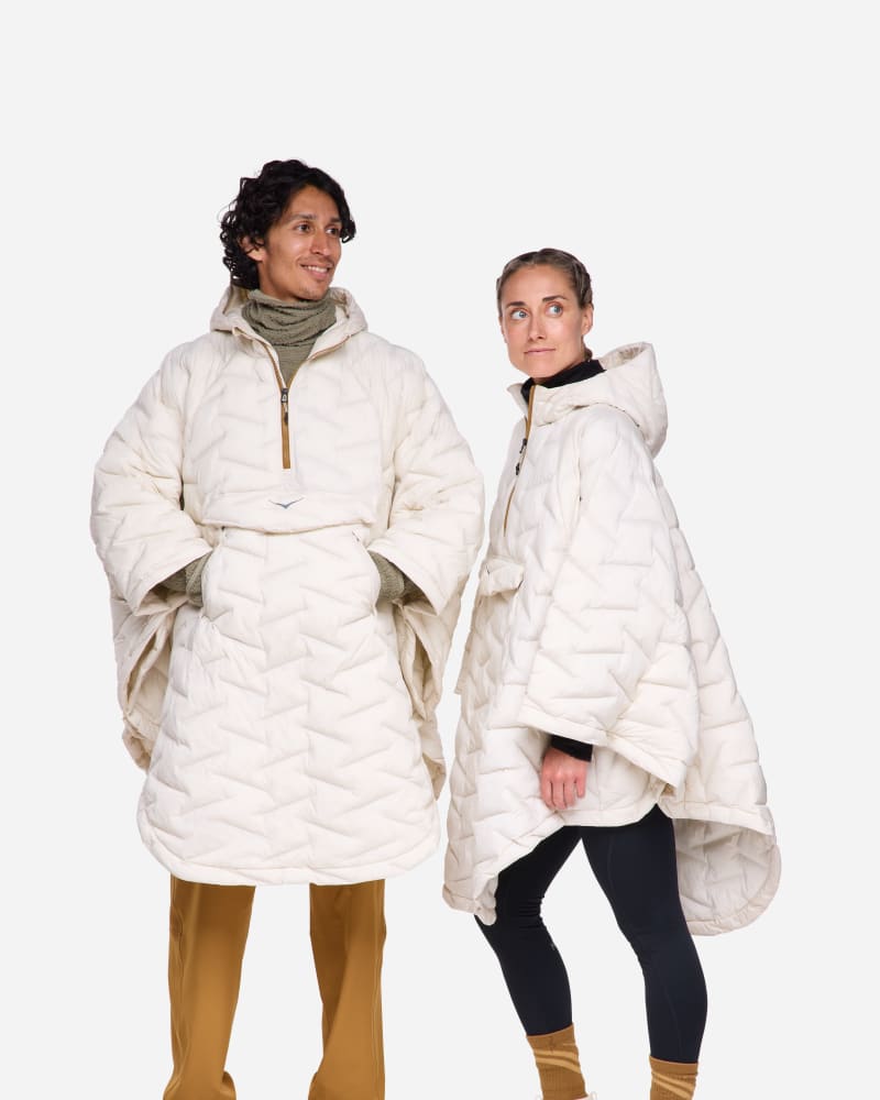 HOKA SkyFill Outdoor-poncho in Oat Milk, maat L/XL | Jassen