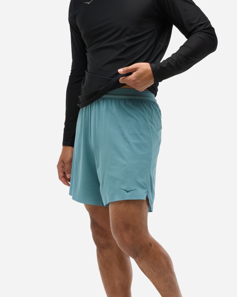HOKA Glide 7'' shorts 2-in-1 i mountain fog, størrelse: liten