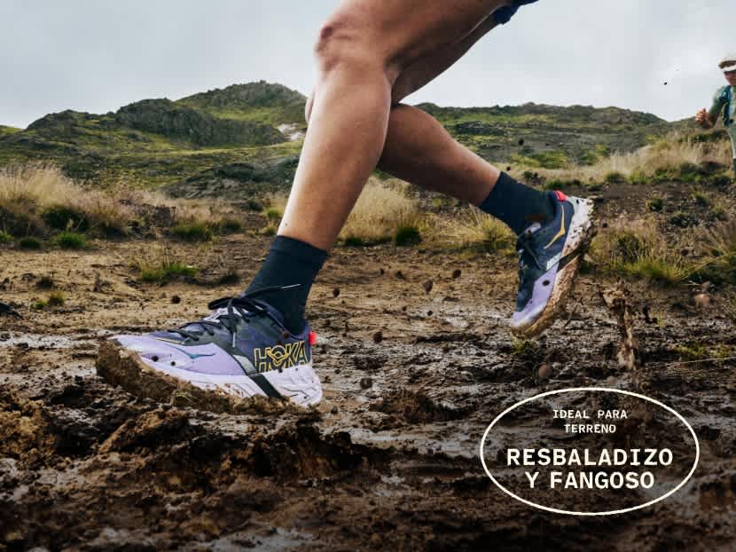 Hoka Speedgoat 7 corriendo en barro