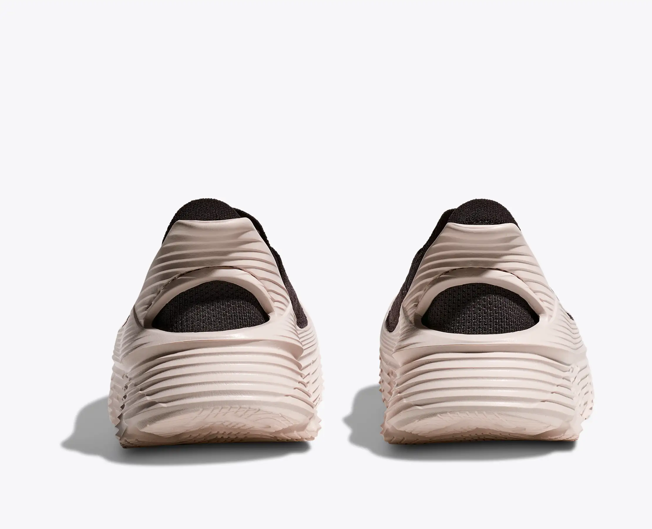 HOKA リストアTC スリッポン、なのに歩きまくっても全然ラク！HOKA（ホカ）の新作
