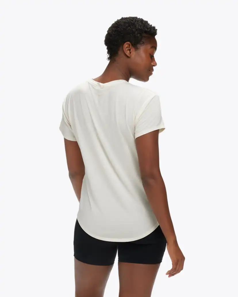 Женские футболки Hoka Essential Tee — фото 2