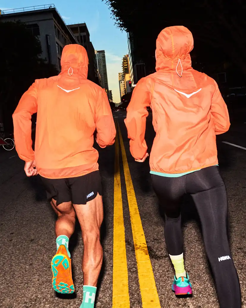 Женские куртки Hoka Skyflow Jacket Viz — фото 5