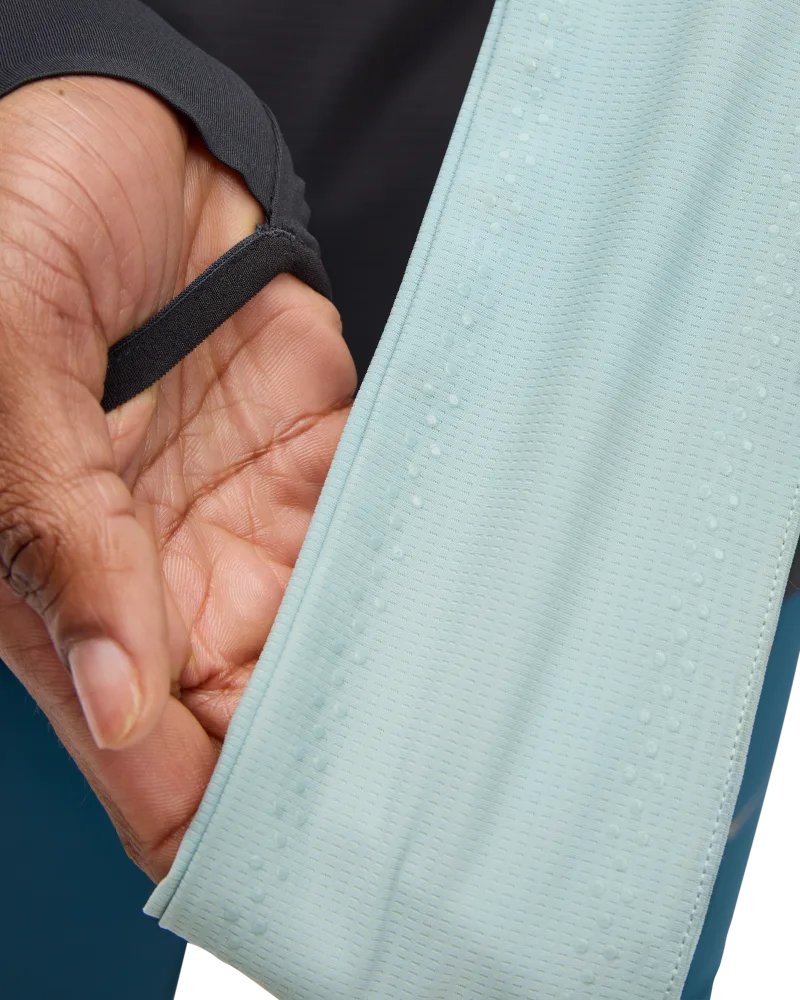 Les pinces en silicone l’aident à rester en place