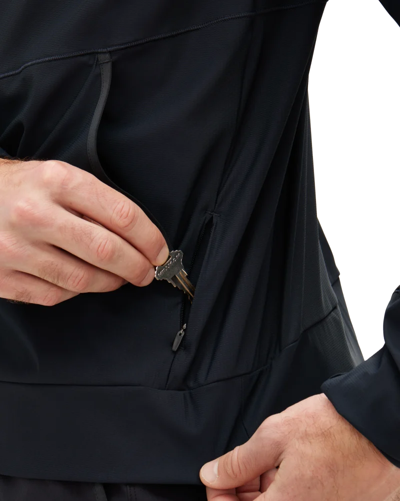La poche latérale intérieure à fermeture éclair permet de ranger les clés et les cartes.