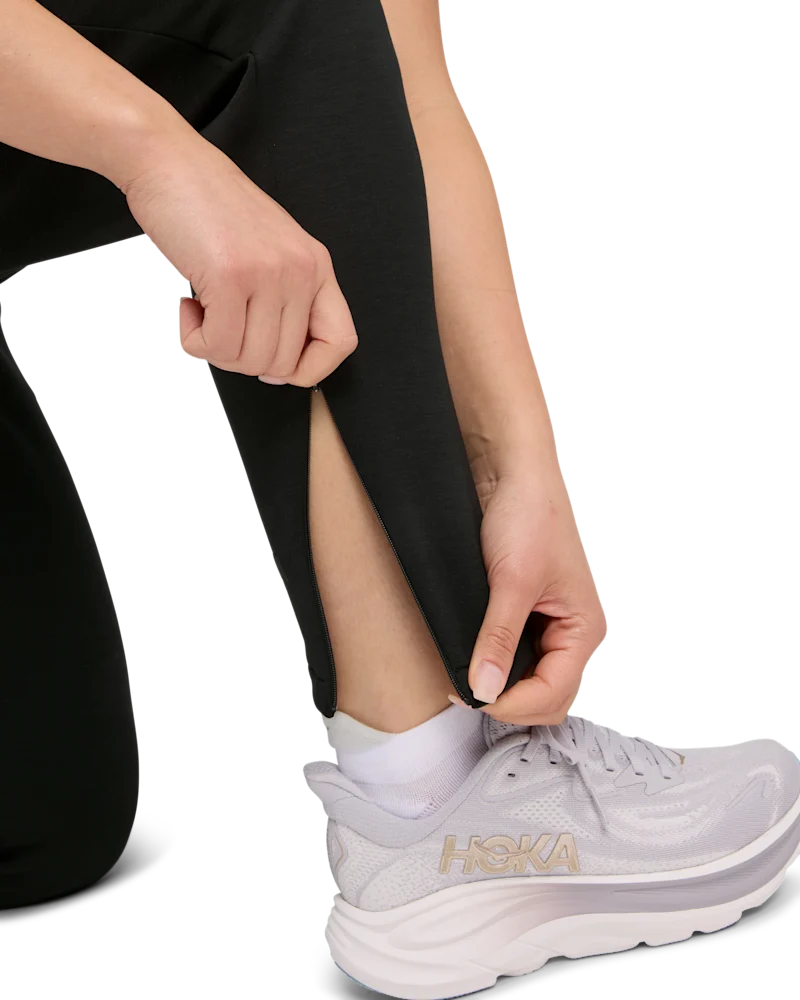 Ouvertures de jambe zippées pour un enfilage et un retrait faciles 