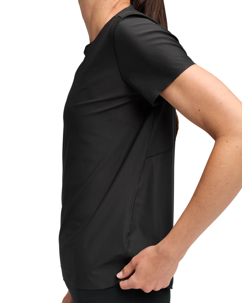 La coupe ajustée bouge avec le corps