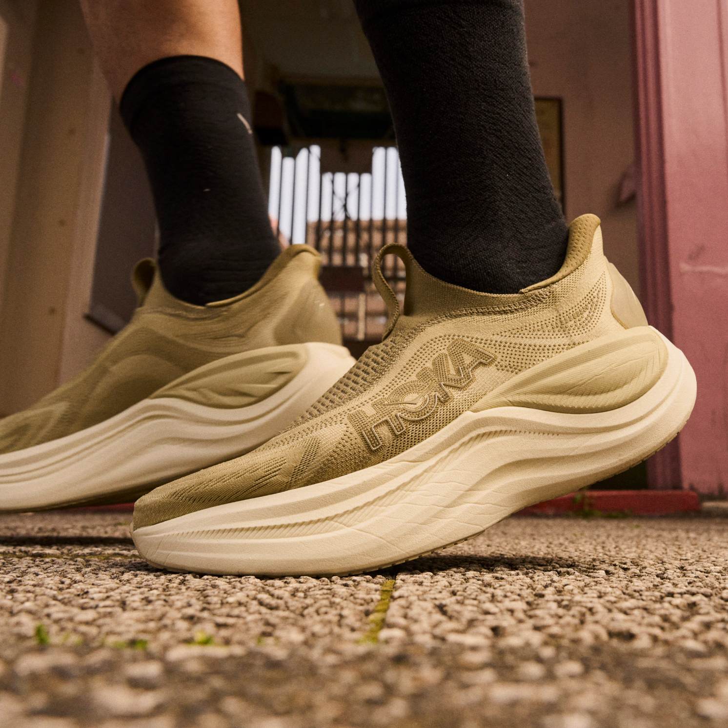 HOKA®公式サイト【スカイワード レースレス|SKYWARD LACELESS 1168876