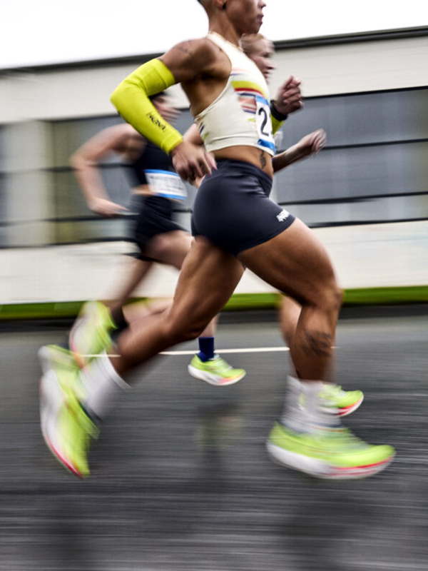 アパレル |パフォーマンスウェア】HOKA® 公式サイト（ホカオネオネ™）