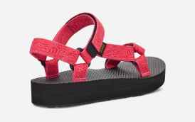 Teva Midform Universal スタッズ サンダル Teva から、フリルのストラップがかわいい約3cmソールのスポサン