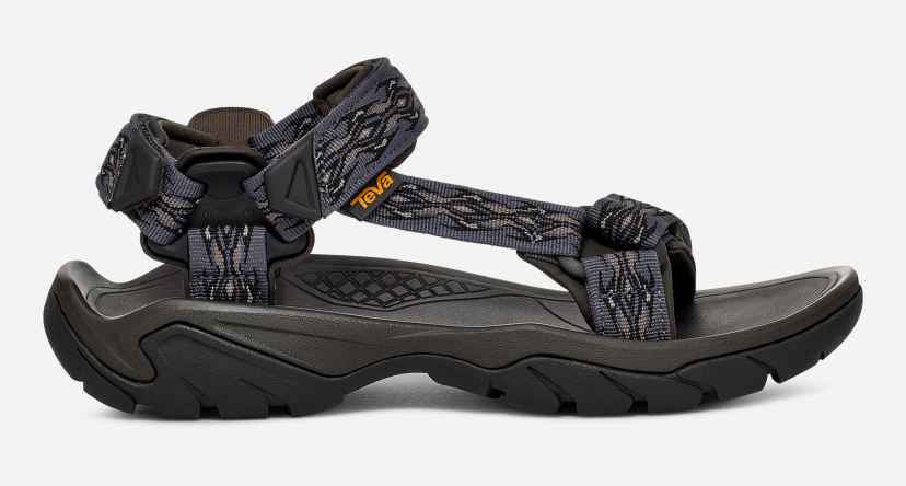Teva「ハリケーン」厚底サンダルにトープ＆ベージュのグラデ