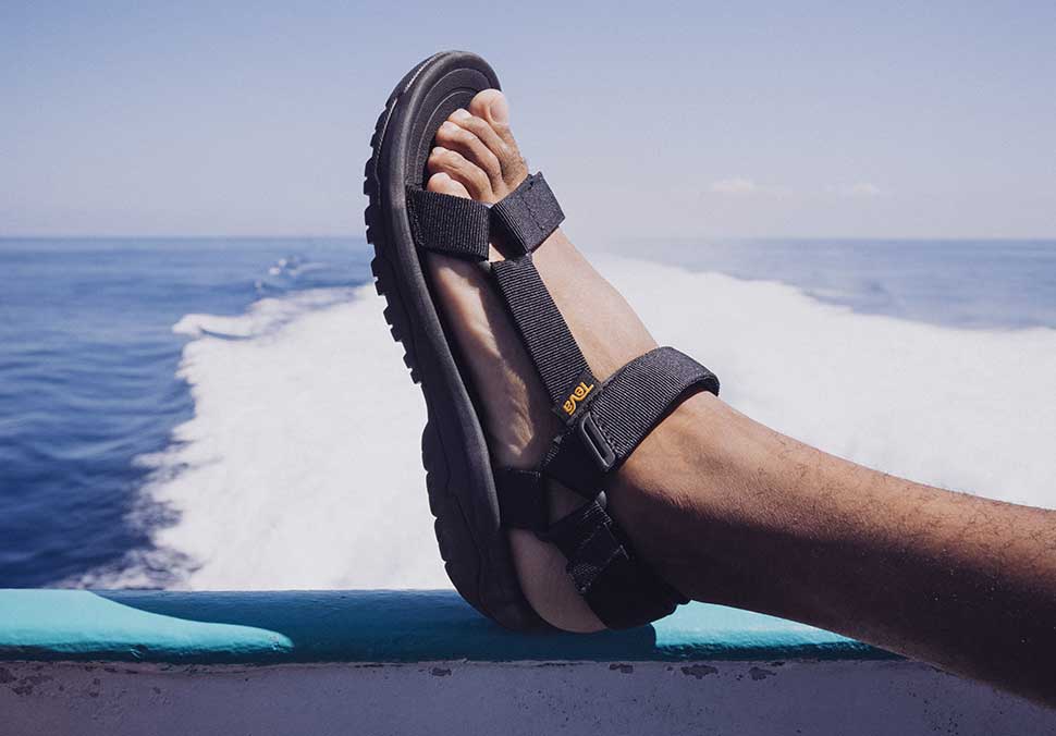 レビュー】Tevaの新作サンダルは本格性能と大人顔で街でもアウトドアでも大活躍！ 【CAZUAL】 Teva スノーピークアウトドアサンダル ブラック/レッド