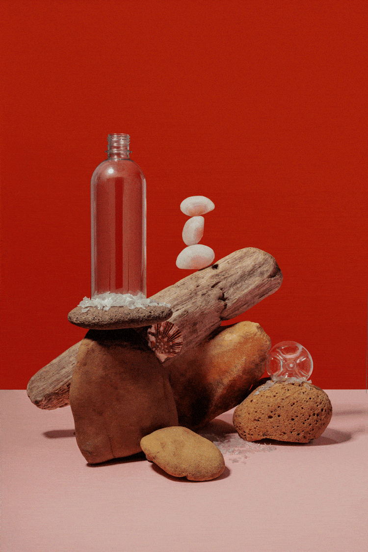 新たな場所での美しさを求めて、ペットボトルからプラスチック片へ動画