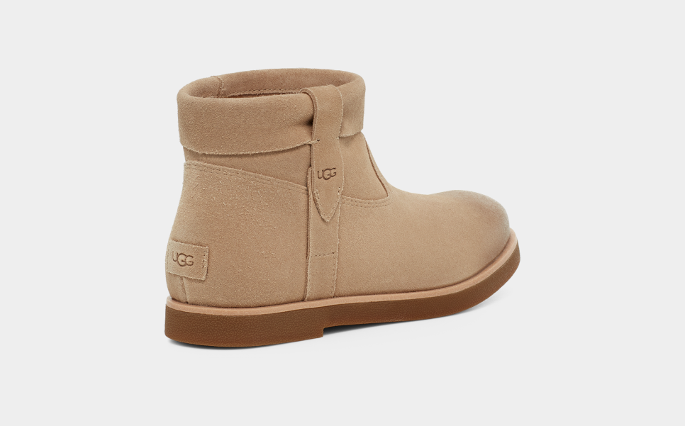 Uggs cognac hot sale classic short
