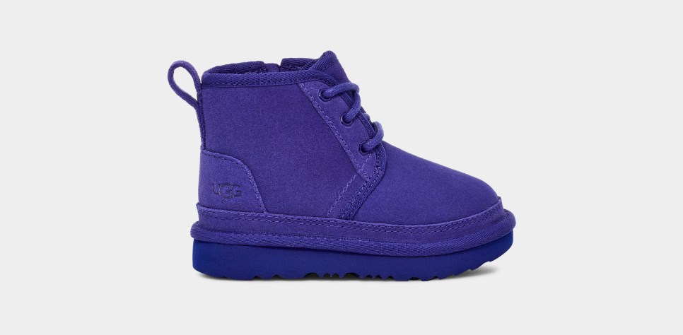 Navy blue and white 2025 ugg neumel