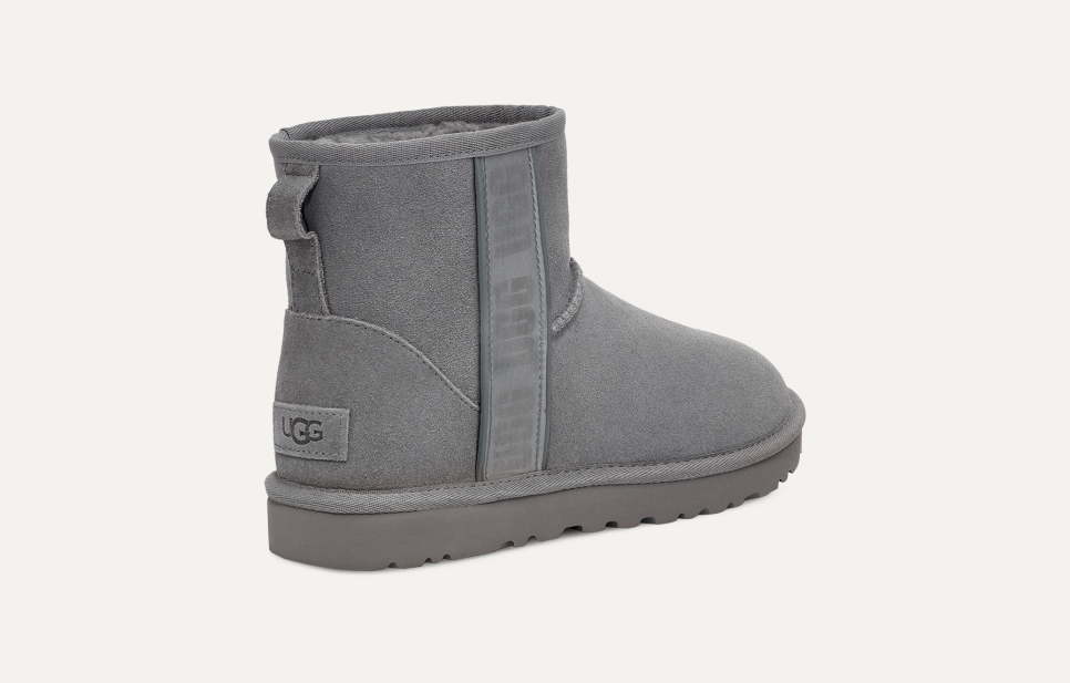 Ugg classic mini ii graphic logo 2025