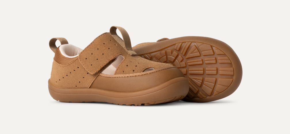 【UGG】夏のおでかけに最適なキッズ用Adventurerサンダル UGG® 公式【 アドベンチャラー サンダル|Adventurer Sandal