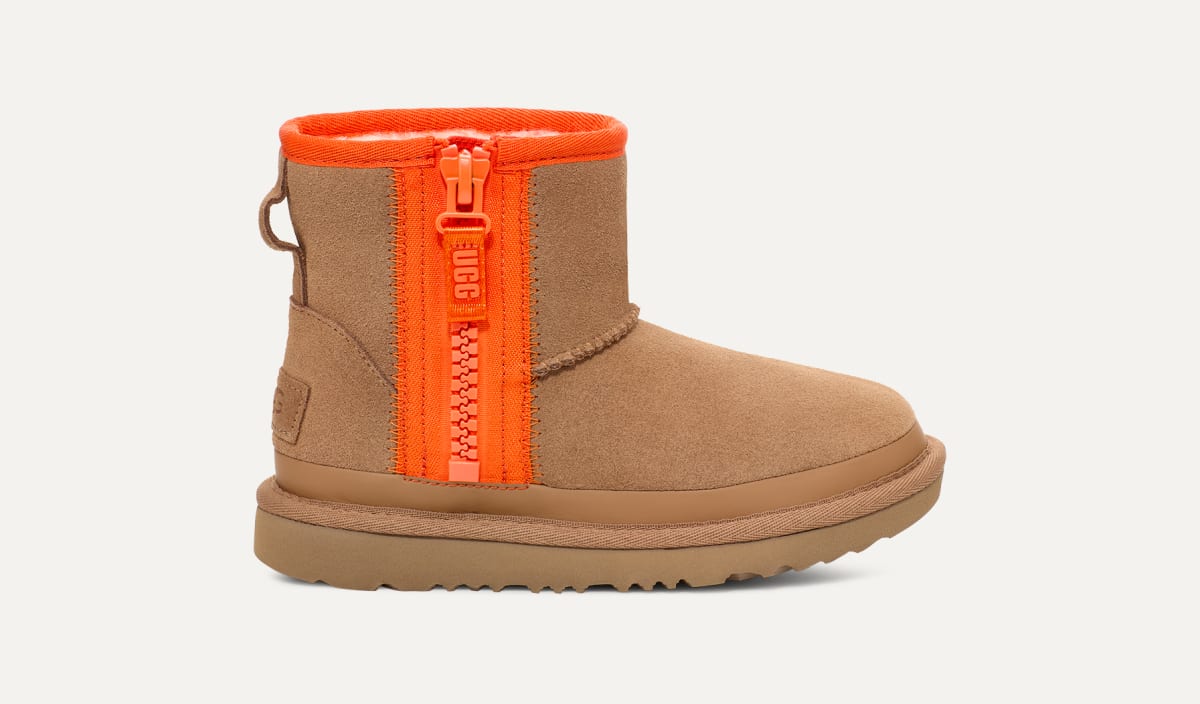 Ugg logo boots top