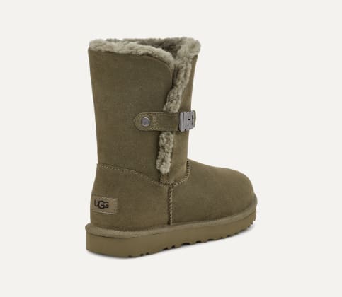 Ugg boots metal logo top