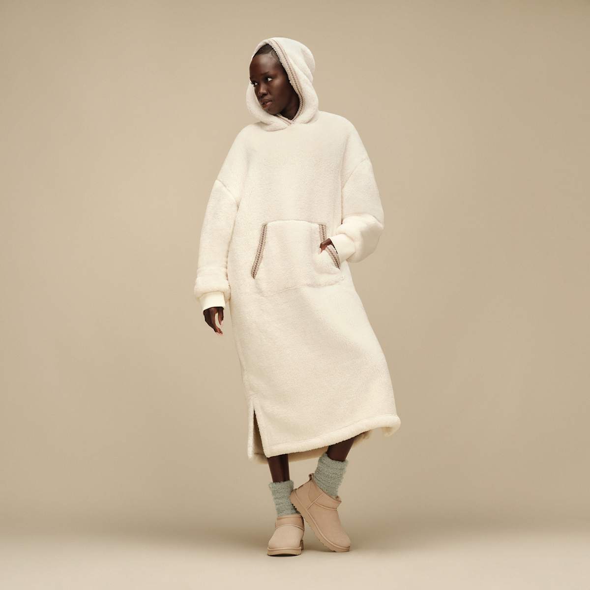 UGG Classic Ultra Mini clair de lune portée avec une robe longue et des chaussettes hautes