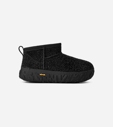 Botte Classic Ultra Mini Wrap Tech pour Homme in Black, Taille 48.5, Daim