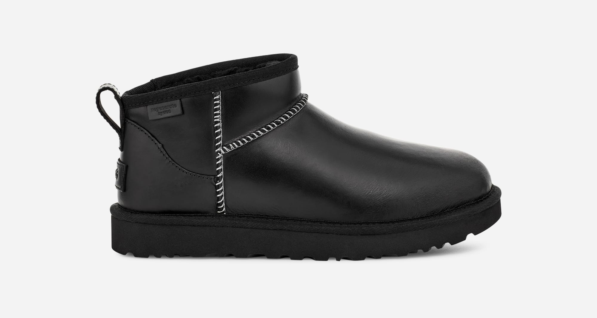 UGG Botte en cuir Classic Ultra Mini Leather Regenerate in Black