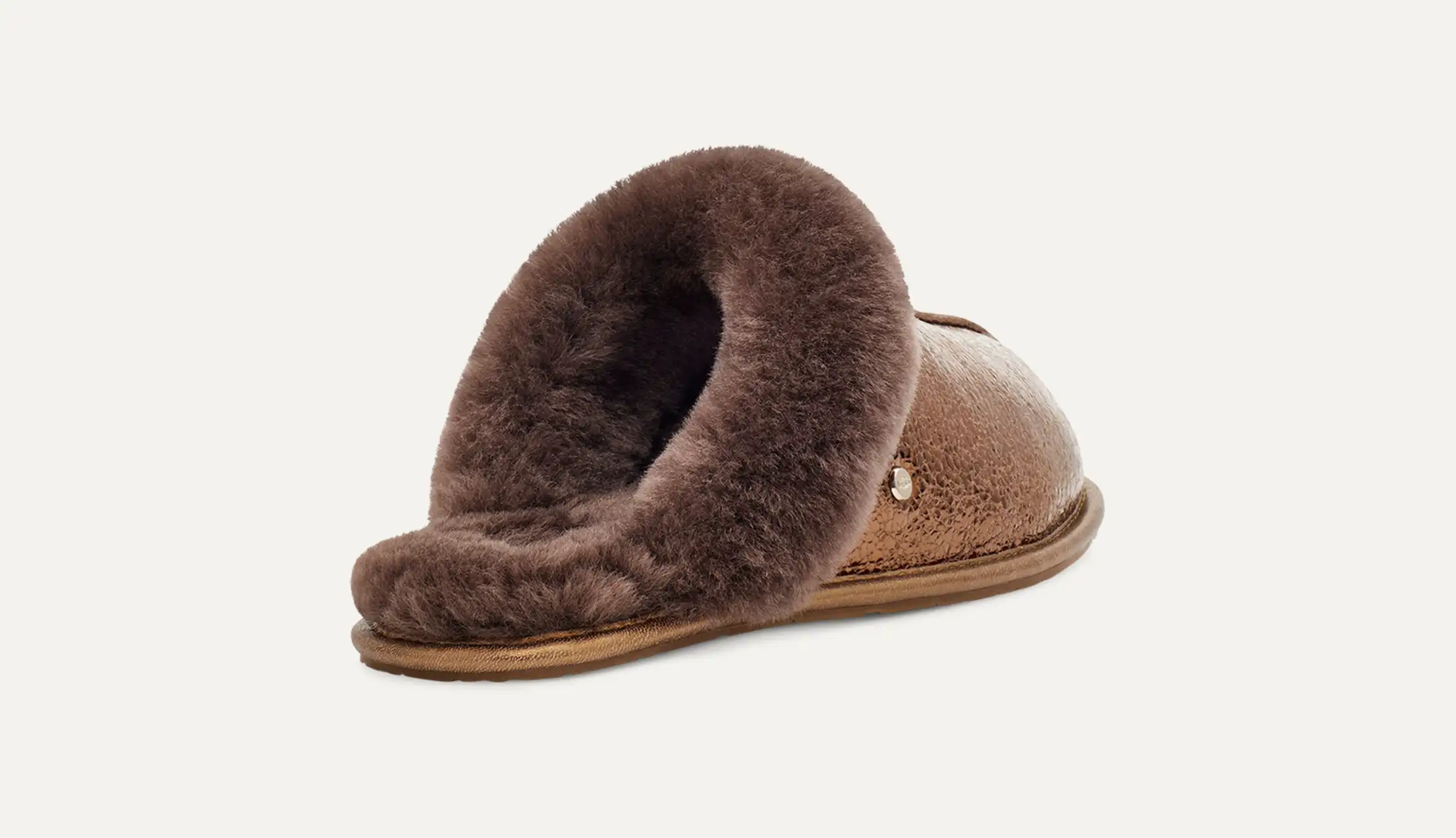 UGGメタリックレザーでアップデートしたスカフェットメタリックスパークルです。 Scuffette II Metallic Sparkle Slipper | UGG®