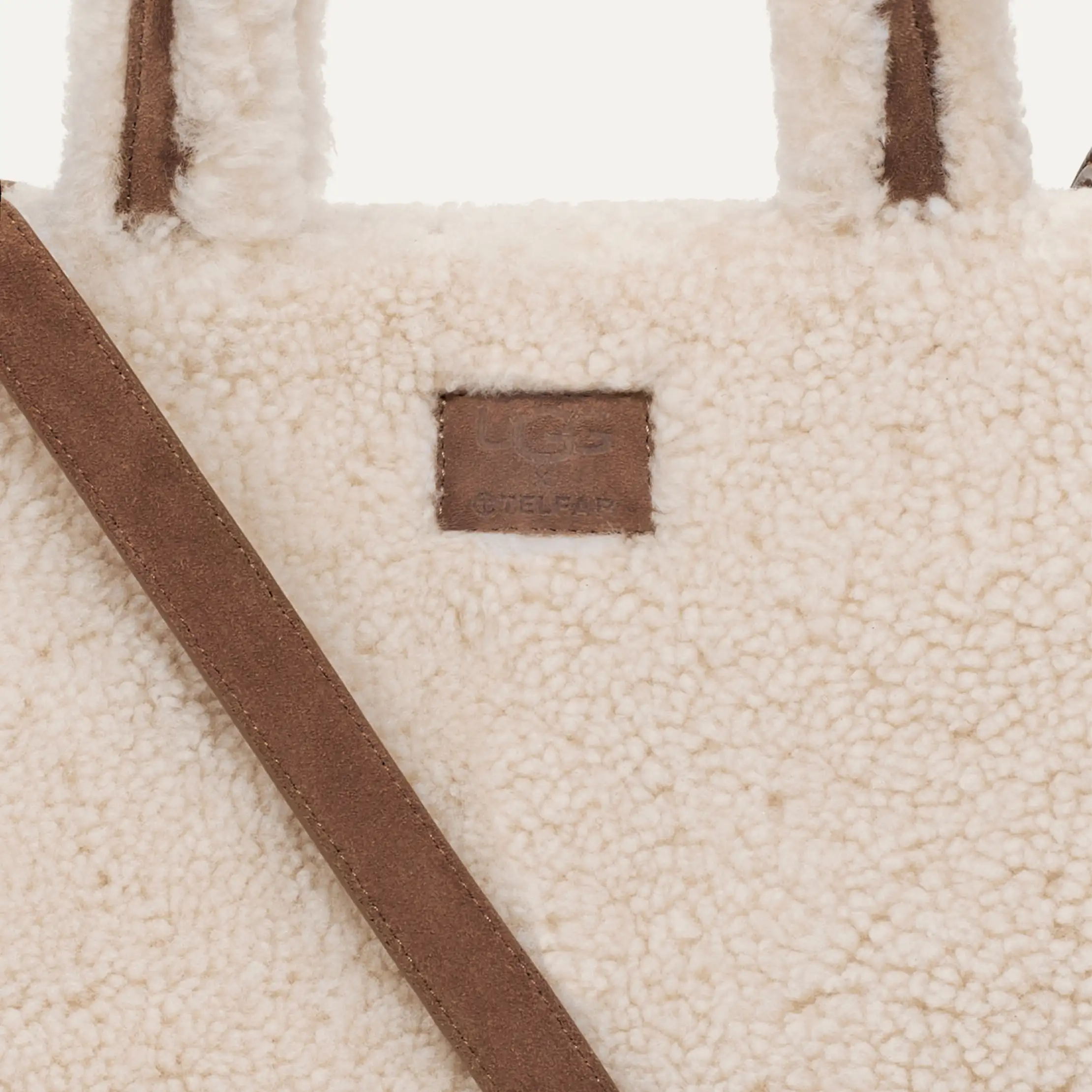 UGG x TELFAR Medium Reverse Shopper ナチュラル UGG X TELFAR Reverse Shopper MEDIUM Bag Sheepskin Suede