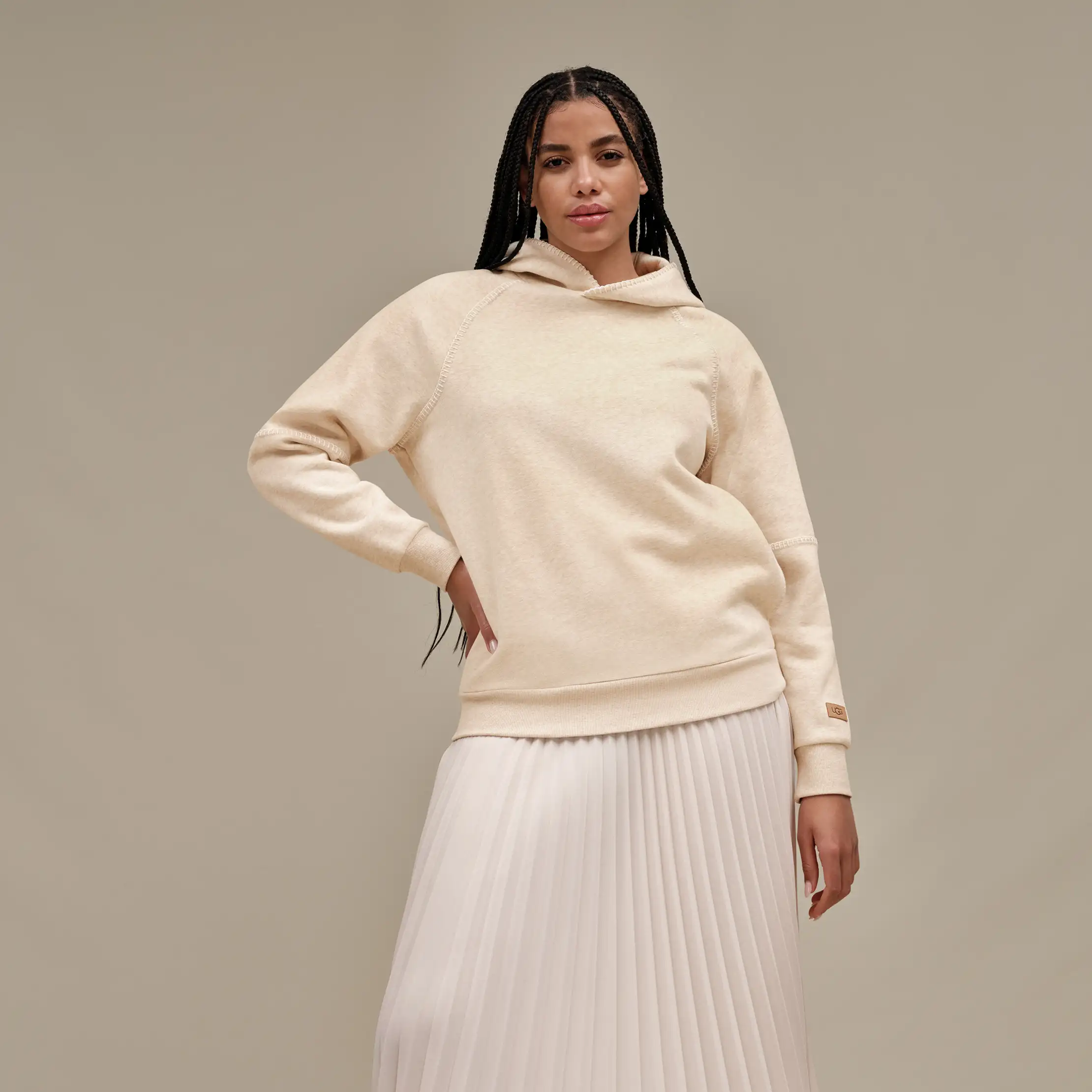 UGG クラシックフーディ　パーカー サンドヘザー UGG クラシックフーディ パーカー サンドヘザー
