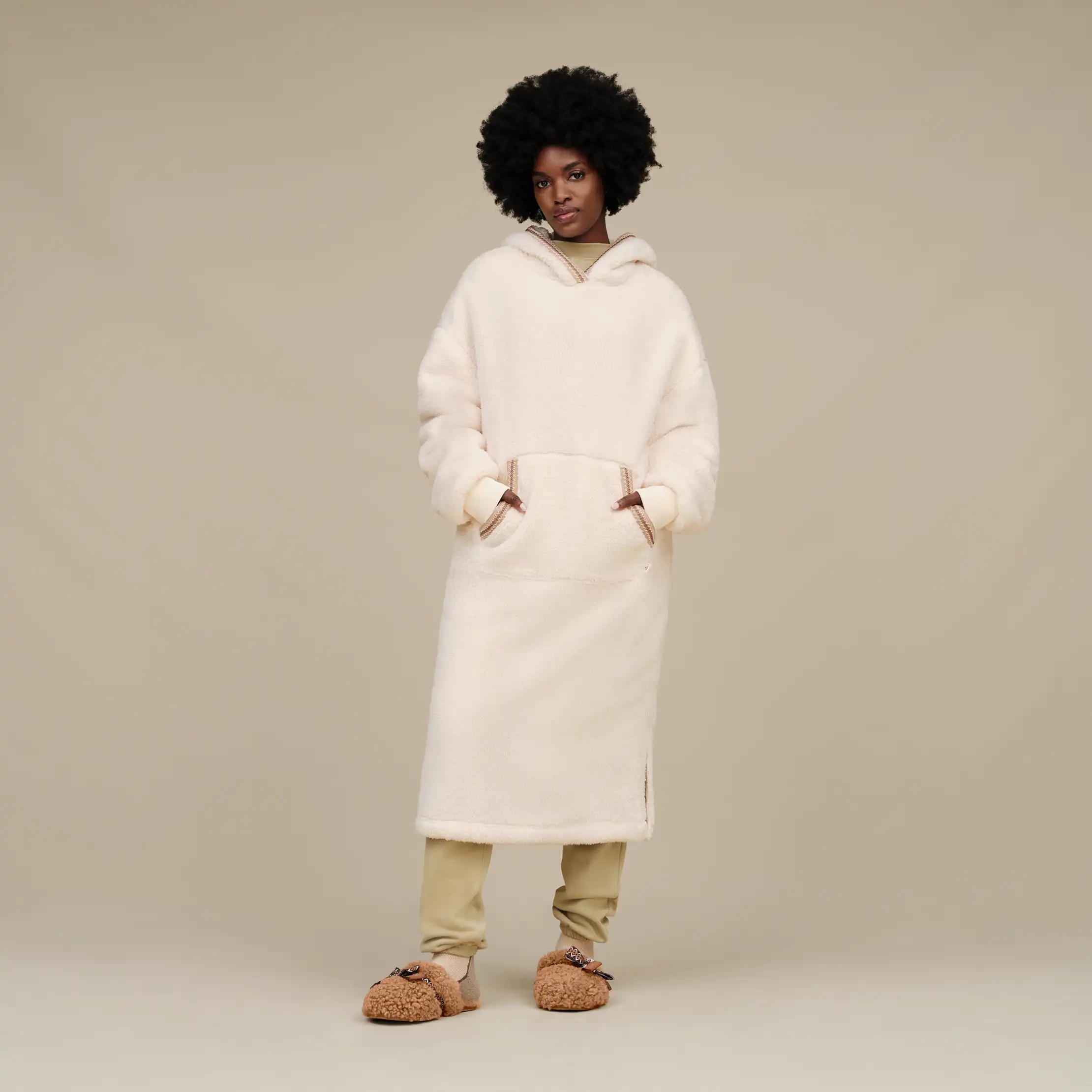 【UGG】★パーカー★ All Gender UGGfluff Oversized Hoodie 1158532-CHE_1.png?_s=RAABAB0