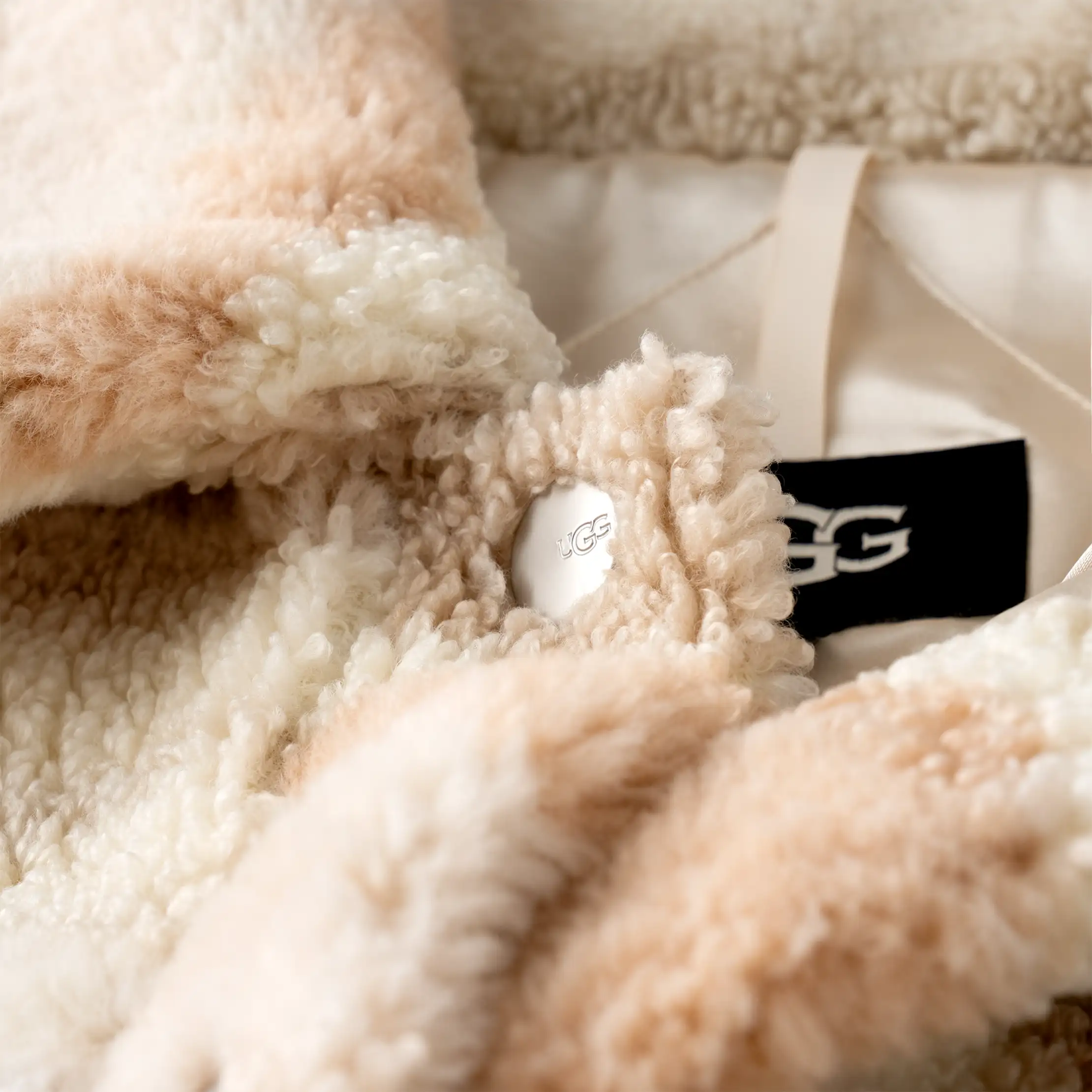 ☆関税込☆【UGG】Frankie UGGfluff Jacket Topa ふかふか Amazon.com: UGG Women's Frankie Uggfluff Shirtjacket Coat