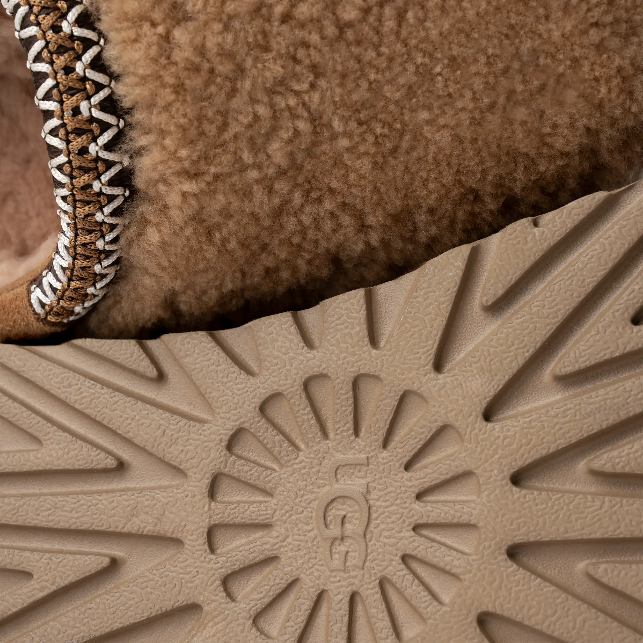 【UGG】TASMAN MAXI CURLY ふわふわ スリッポン 軽量 耐久 UGG Tasman Maxi Curly Slippers | Brown | FARFETCH