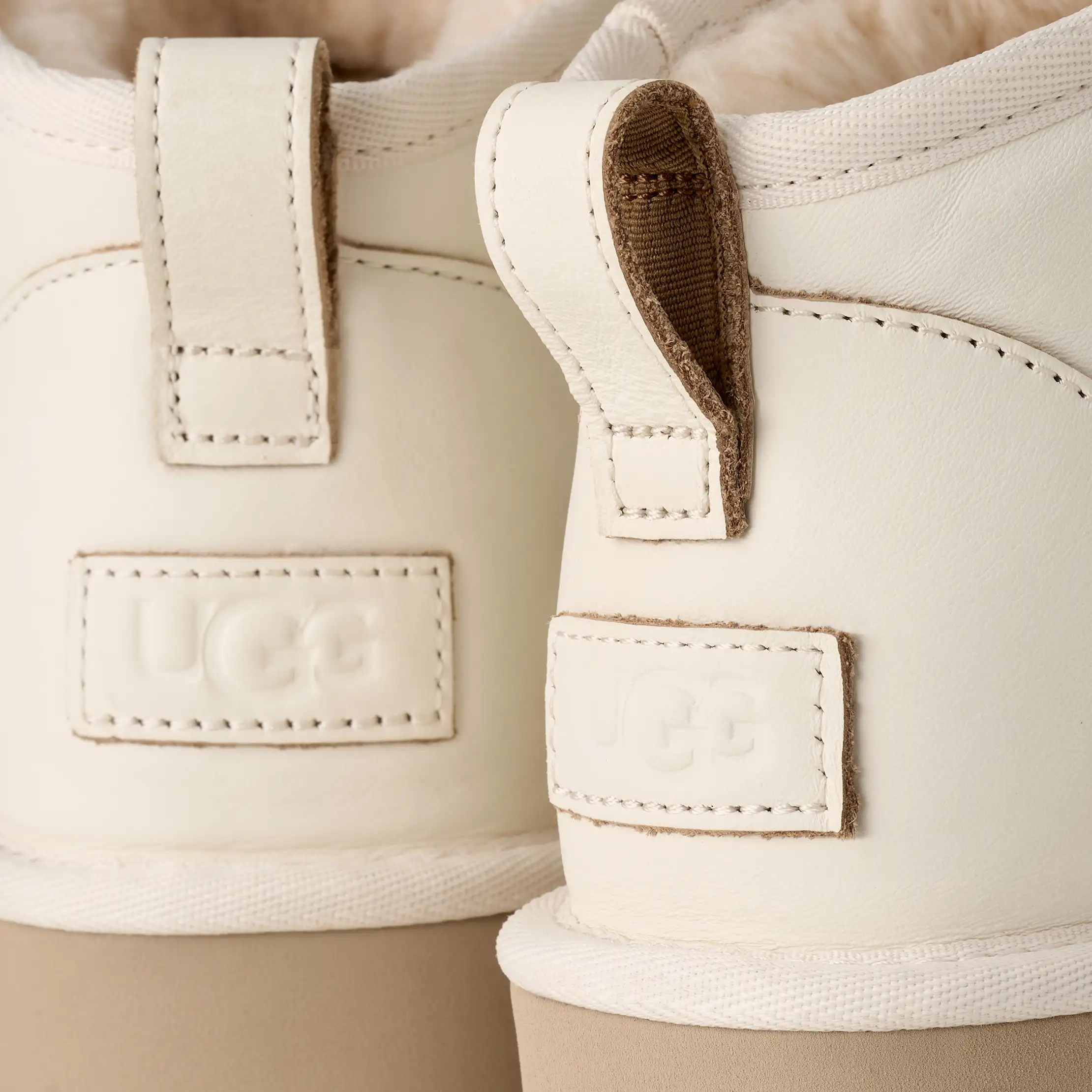 UGG モカシン オフホワイト Classic Ultra Mini Contrast Boot for Men | UGG®