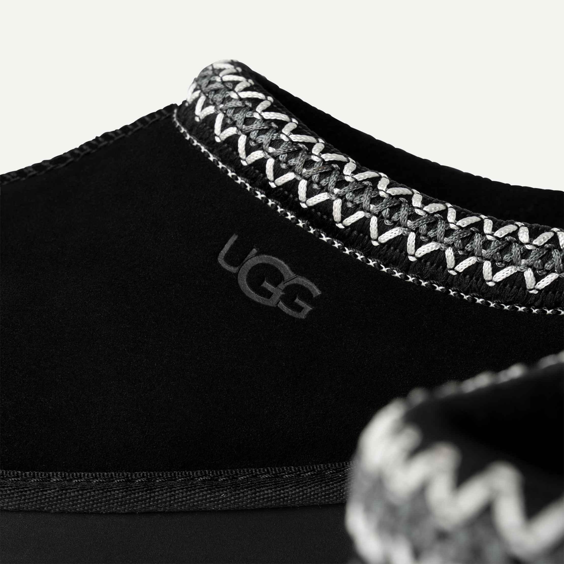 New UGG Plush Women's Black Classic Mini Chunky Knit Boots