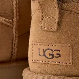 UGG 新品　25センチ FASHION] UGG®️の大人気クラシックブーツが大胆に進化して秋冬