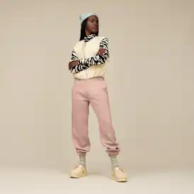 Bonnet en maille torsadée avec pompon