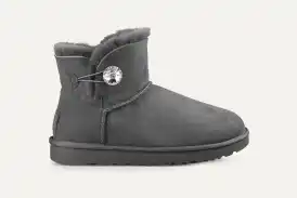 【きれいめファッション51選】上品さと清潔感をキープし Boot Bling Button Bailey Mini Women's | Official UGG® 靴