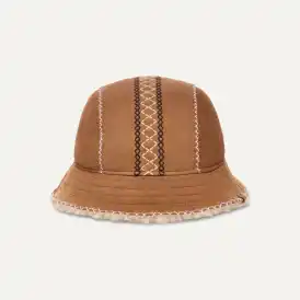 UGGアグAtherson Embroidered Sheepskin Bucket Hatキャップ UGG Women's Atherson Embroidered Hat, Black, Small : Amazon