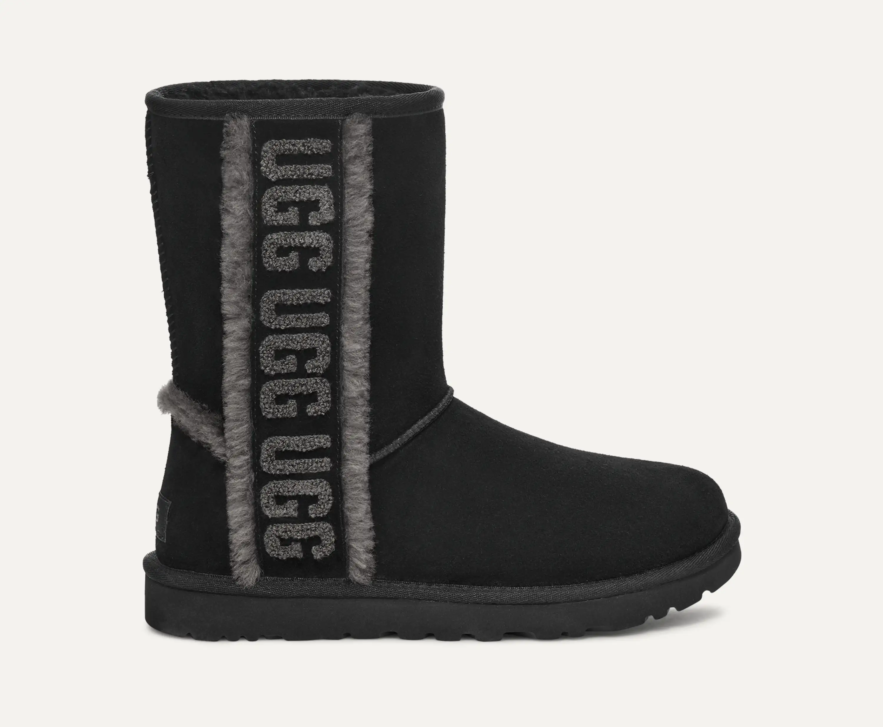 送料込[UGG] Classic Short II Graphic Logo Women's Classic Short Zipper Tape Logo Boot | UGG®