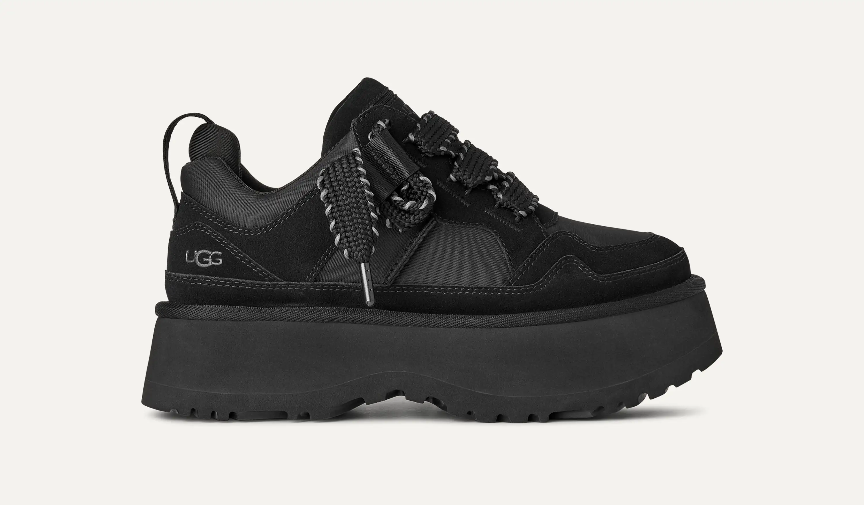 UGG◆アストロメル スニーカー◆3色 アグ」がサテンとフラットの2種のシューレース付きで異なる