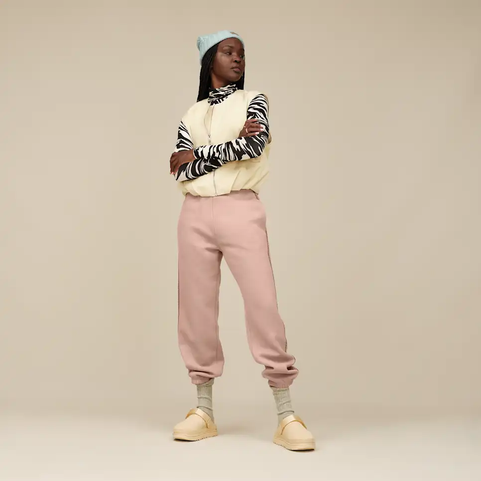 Bonnet en maille torsadée avec pompon