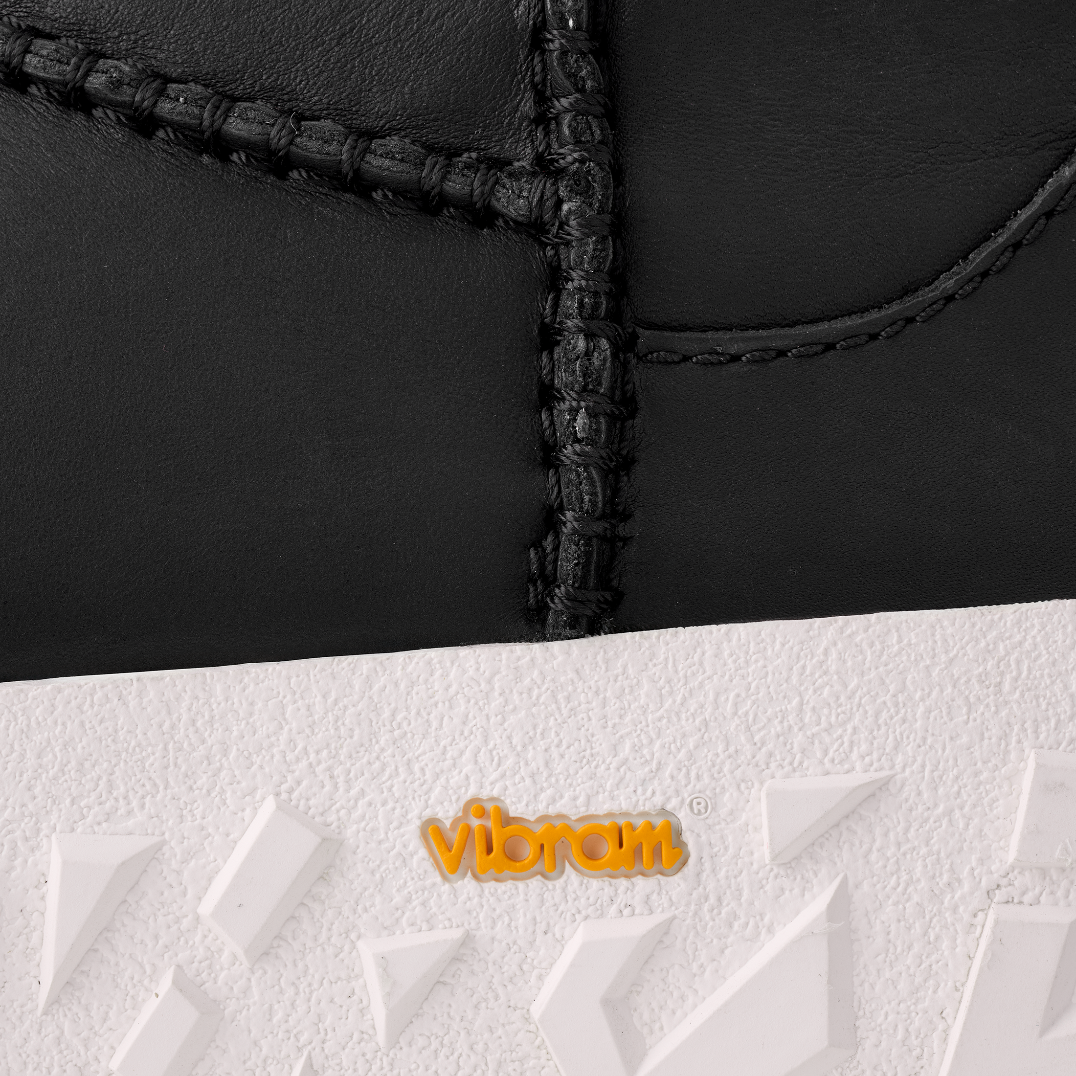 UGG Classic Ultra Mini Wrap Tech Noir Botas - Black / Jasmine — photo 4